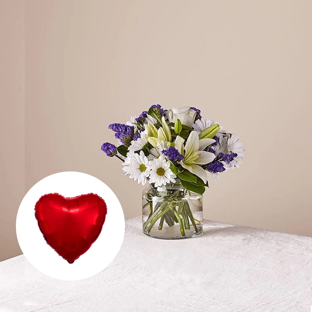 Azul y Blanco Bouquet, Standard + 18" Metallic Red Heart Flat, ¡Este precioso ramo de Azul y Blanco es el regalo perfecto para el amor de tu vida! Con sus dulces margaritas, lirios, y rosas frescas, Detalles De La Flor: Margaritas, Lirios, Rosas, Hojas Verdes Frescas, Flores De Cumpleaños, Fresh Flowers Orlando, Florida, Delivery.