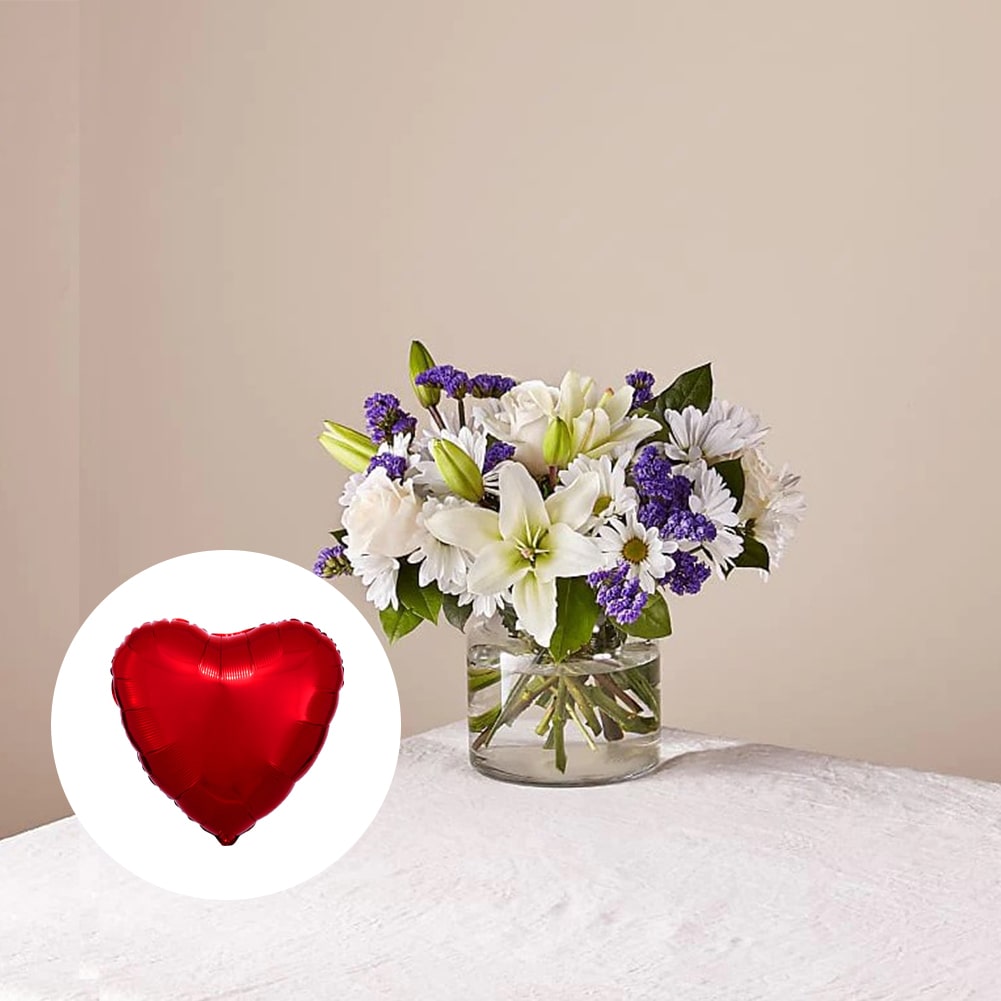 Azul y Blanco Bouquet, Deluxe + 18" Metallic Red Heart Flat, ¡Este precioso ramo de Azul y Blanco es el regalo perfecto para el amor de tu vida! Con sus dulces margaritas, lirios, y rosas frescas, Detalles De La Flor: Margaritas, Lirios, Rosas, Hojas Verdes Frescas, Flores De Cumpleaños, Fresh Flowers Orlando, Florida, Delivery.