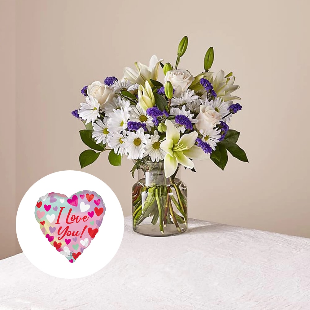 Azul y Blanco Bouquet, Premium + Heart Shaped Balloon, ¡Este precioso ramo de Azul y Blanco es el regalo perfecto para el amor de tu vida! Con sus dulces margaritas, lirios, y rosas frescas, Detalles De La Flor: Margaritas, Lirios, Rosas, Hojas Verdes Frescas, Flores De Cumpleaños, Fresh Flowers Orlando, Florida, Delivery.