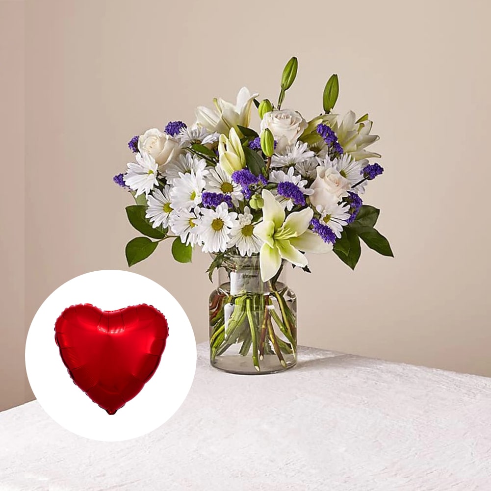 Azul y Blanco Bouquet, Premium + 18" Metallic Red Heart Flat, ¡Este precioso ramo de Azul y Blanco es el regalo perfecto para el amor de tu vida! Con sus dulces margaritas, lirios, y rosas frescas, Detalles De La Flor: Margaritas, Lirios, Rosas, Hojas Verdes Frescas, Flores De Cumpleaños, Fresh Flowers Orlando, Florida, Delivery.