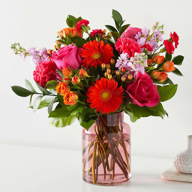Bouquet Fiesta, Premium With Blush Vase, Su Hermosa Mezcla De Flores Te Garantiza Un Ramo Único Cada Vez. Flores: Margaritas, Claveles, Nuestro Bouquet Fiesta Hará De Tu Ocasión Especial Un Momento Memorable. Flores De Cumpleaños, Margaritas, Claveles, Fresh Flowers Orlando, Florida, Delivery.