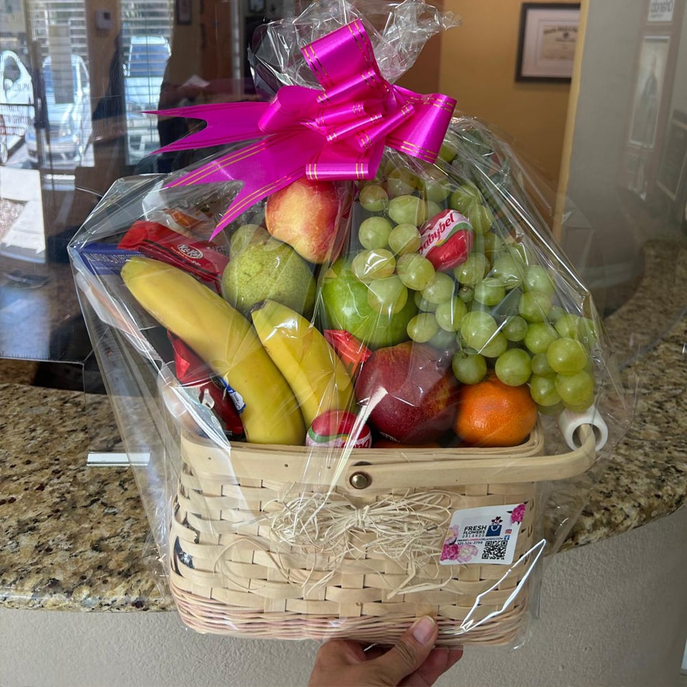 Give a delicious and healthy surprise with our Orlando Fruit Basket! This beautiful basket contains a variety of fresh and juicy fruits. Fresh Flowers Orlando, we are florists.