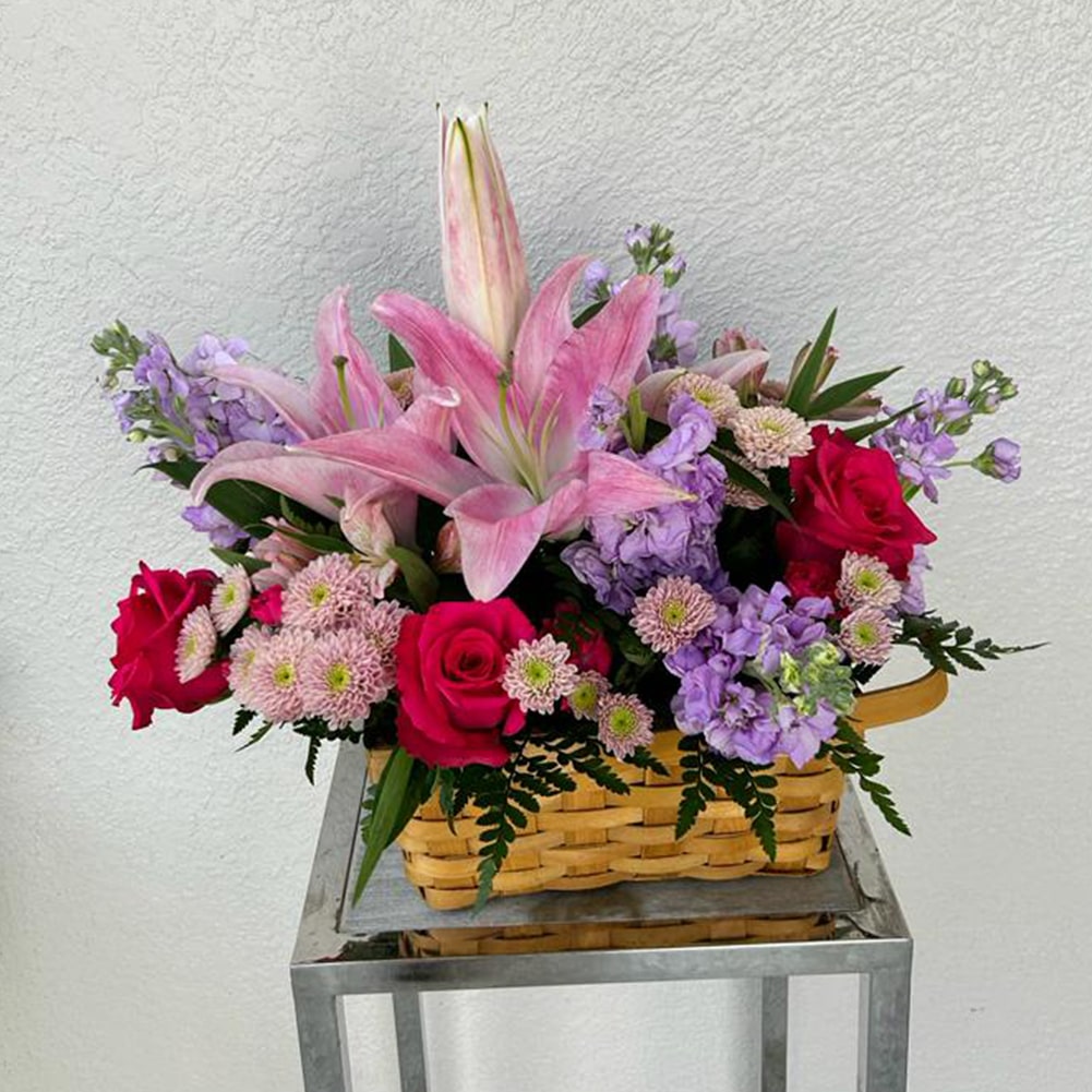 Canasta De Campo Rosas y Lirios, Bello Arreglo Para Decoración, Flores Para Regalar De Cumpleaños, Ofrezca Un Regalo Único y Elegante Con La Encantadora Canasta De Campo Con Rosas y Lirios, Fresh Flowers Orlando, Delivery in Orlando, FL, Florist.