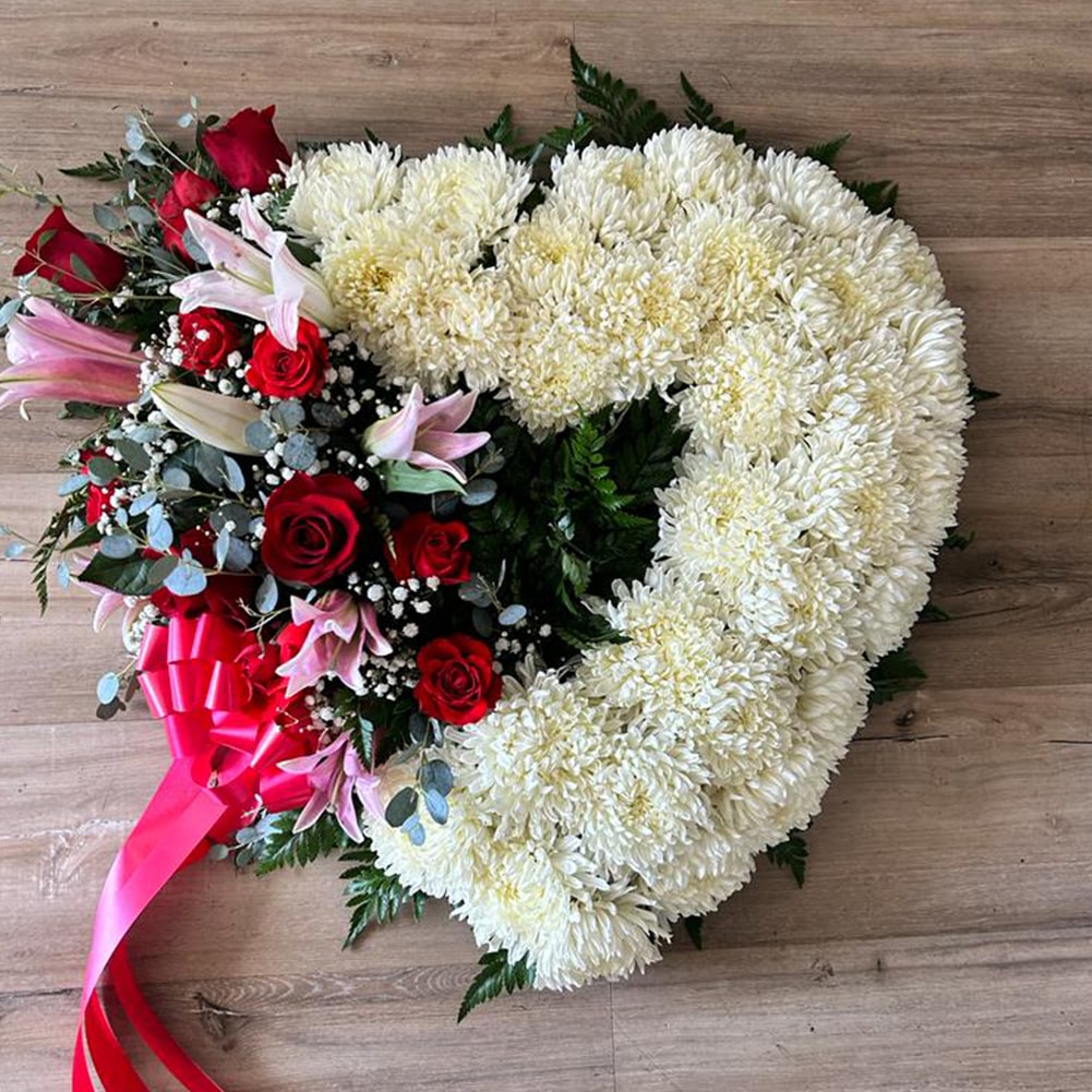 Corona Fúnebre Corazón, El Arreglo Está Diseñado Con Flores Para Condolencias, Rosas, Lirios y Margaritas, Creando Una Joya Floral Que Evoca El Amor y El Recuerdo De Una Vida Que Antes Fue, Flores y Coronas Para Condolencias, Fúnebre, Servicio Funerario. Fresh Flowers Orlando, Delivery in Orlando, FL, Florist.