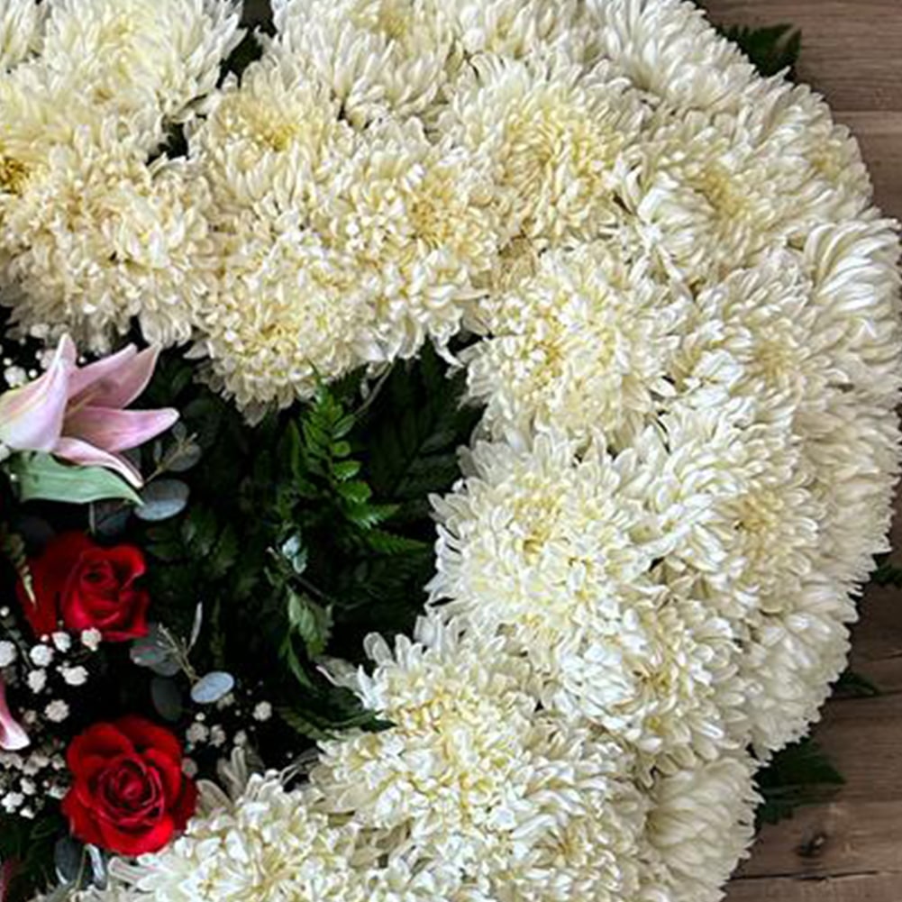 Corona Fúnebre Corazón, El Arreglo Está Diseñado Con Flores Para Condolencias, Rosas, Lirios y Margaritas, Creando Una Joya Floral Que Evoca El Amor y El Recuerdo De Una Vida Que Antes Fue, Flores y Coronas Para Condolencias, Fúnebre, Servicio Funerario. Fresh Flowers Orlando, Delivery in Orlando, FL, Florist.