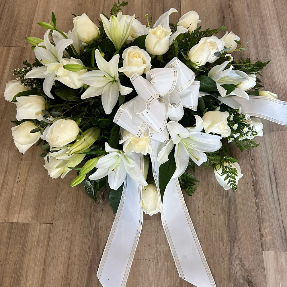 Corona Fúnebre Rosas y Lirios Blancos, Entregamos La Corona En La Funeraria, Symphaty And Funeral Flowers Delivery, Floristería En Orlando, Fresh Flowers Orlando, Florida Fresh Floral Orlando, Delivery in Orlando, FL, Florist.