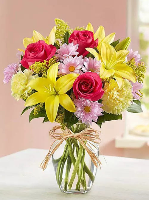 Birthday flowers virtue, jarrón en vidrio transparente con rosas rojas, lirios amarillos, margaritas, solydago y acompañamiento. Fresh Flowers Orlando