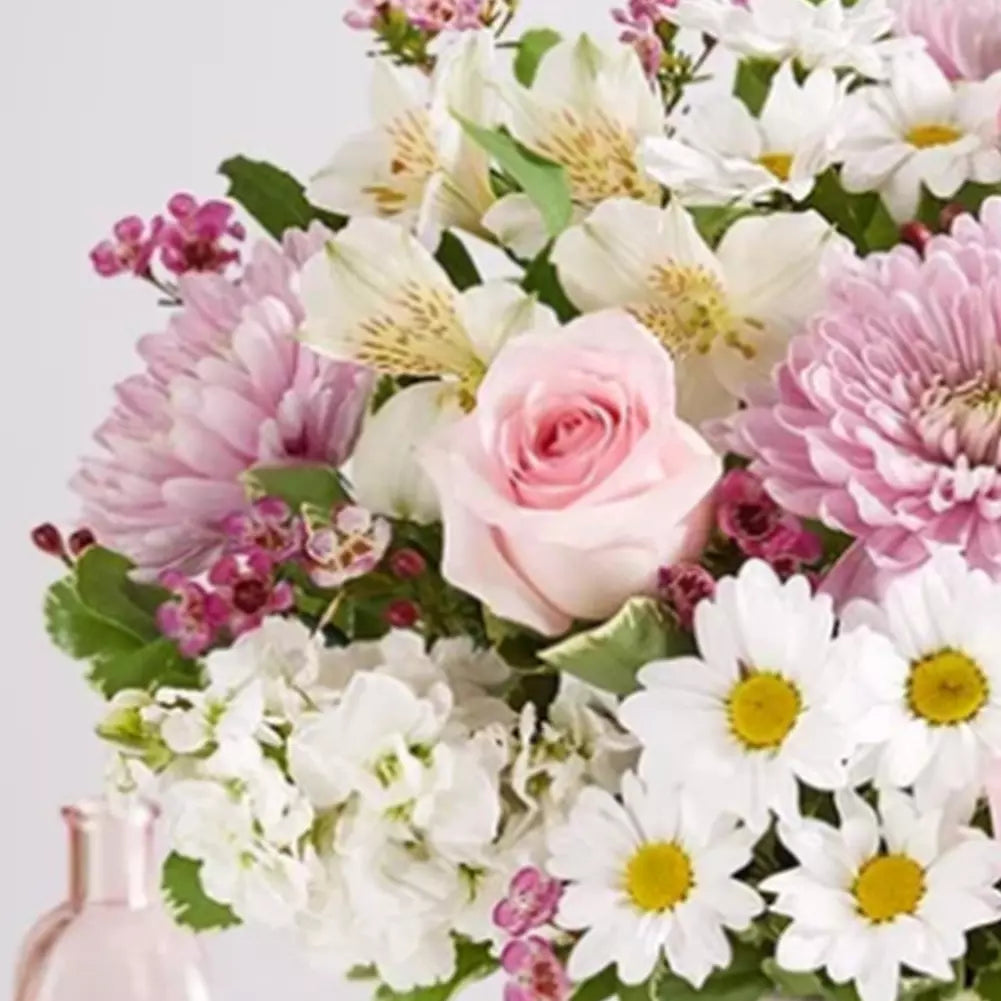 Flores Para Mamá es el regalo perfecto para demostrarle a tu mamá cuánto la quieres, este ramo incluye elegantes rosas, clásicas margaritas, delicadas astromelias y vibrantes claveles, entrega de flores para regalar a domicilio en Orlando, Fresh Flowers Orlando