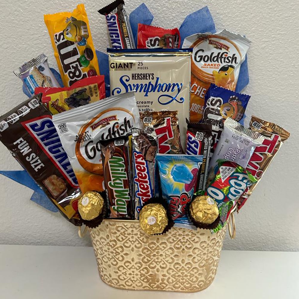 Gift Candy Basket, Canasta de Regalo Con Chocolates, Snikers, M&M, Hershey´s, Milky Way Y Más, Regalo Para Toda Ocasión, Canasta Para Regalar de Aniversario, Canasta de Regalo de Cumpleaños, Fresh Flowers Orlando, Delivery in Orlando, FL, Florist.