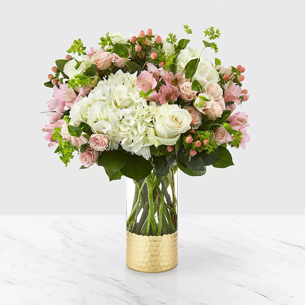 ¡Sorprende a mamá con nuestras flores Besos Para Mamá! ❤️ Homenajea a mamá con un jarrón de hortensias, astromelias, rosas y el dulce aroma del imperico.