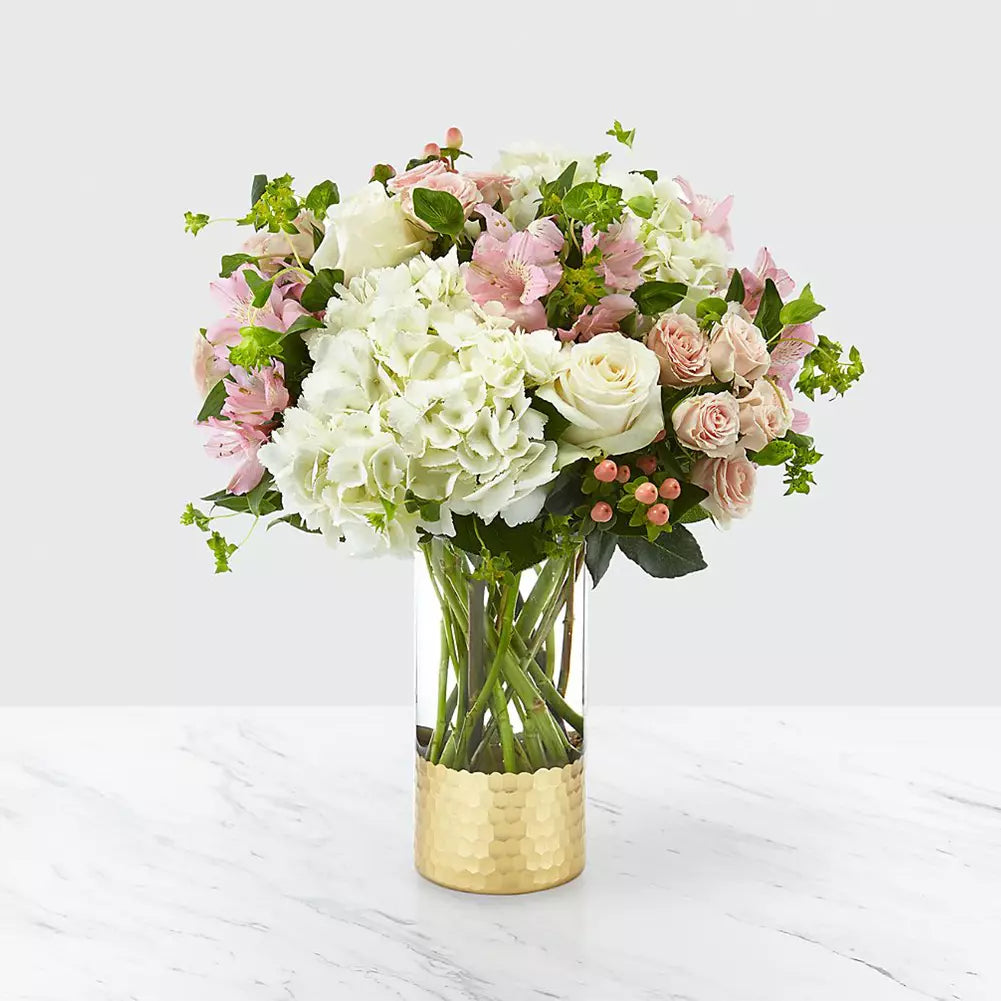¡Sorprende a mamá con nuestras flores Besos Para Mamá! ❤️ Homenajea a mamá con un jarrón de hortensias, astromelias, rosas y el dulce aroma del imperico.