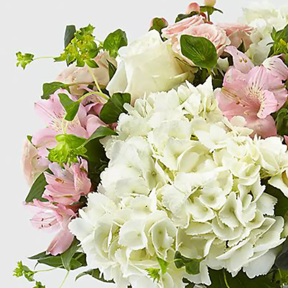 ¡Sorprende a mamá con nuestras flores Besos Para Mamá! ❤️ Homenajea a mamá con un jarrón de hortensias, astromelias, rosas y el dulce aroma del imperico.