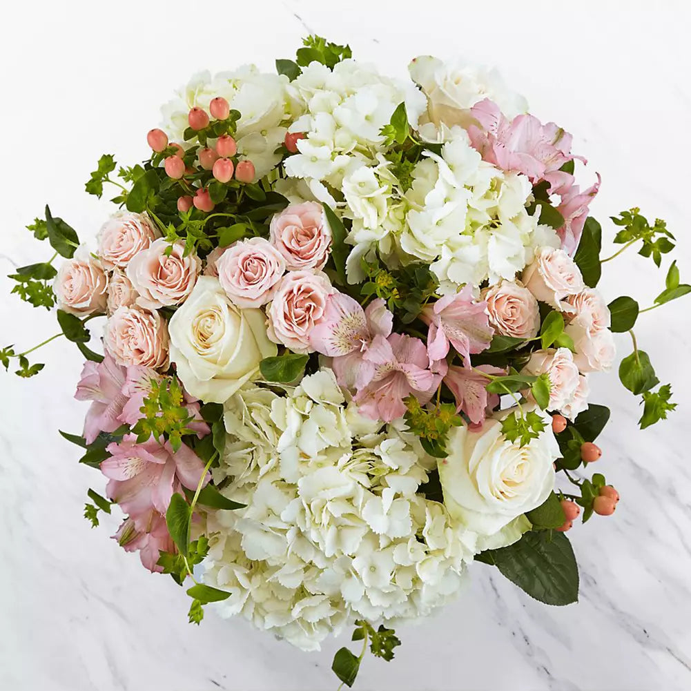 ¡Sorprende a mamá con nuestras flores Besos Para Mamá! ❤️ Homenajea a mamá con un jarrón de hortensias, astromelias, rosas y el dulce aroma del imperico.