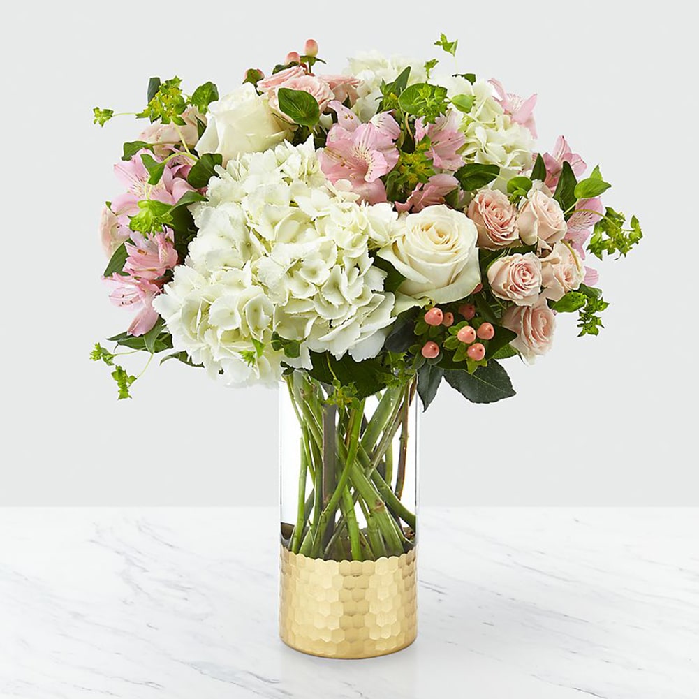 ¡Sorprende a mamá con nuestras flores Besos Para Mamá! ❤️ Homenajea a mamá con un jarrón de hortensias, astromelias, rosas y el dulce aroma del imperico.