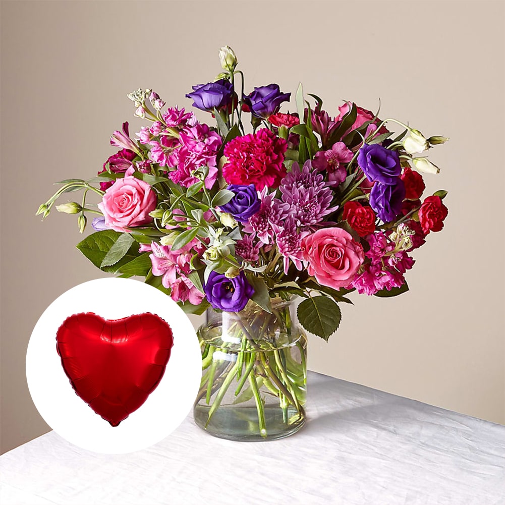 Lindo Bouquet + 18" Metallic Red Heart Flat. Recuérdale a tu novia, a tu mamá o a alguien especial que los amas con este hermoso ramo de claveles, pompones y más hermosas flores en un jarrón de vidrio transparente. Fresh Flowers Orlando, Delivery in Orlando, FL, Florist.