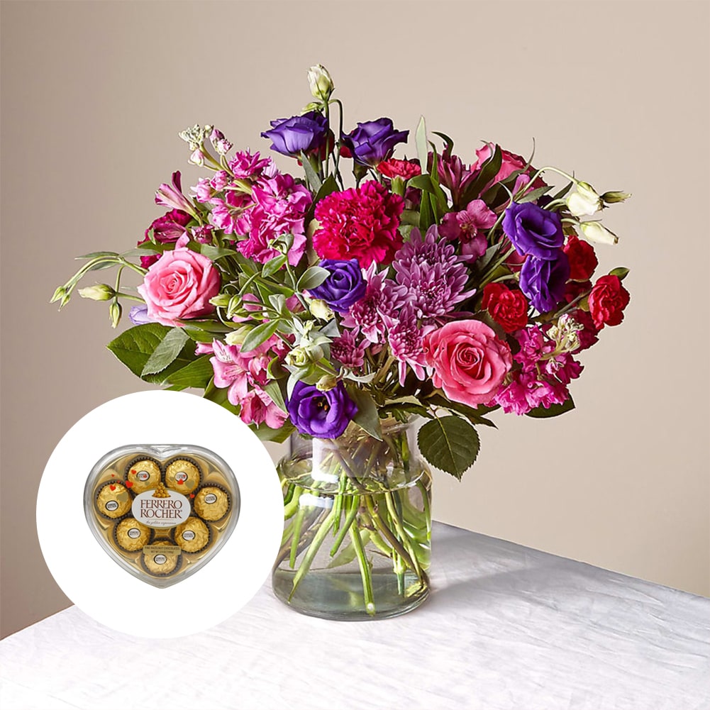 Lindo Bouquet + Ferrero Rocher x8 Corazón. Recuérdale a tu novia, a tu mamá o a alguien especial que los amas con este hermoso ramo de claveles, pompones y más hermosas flores en un jarrón de vidrio transparente. Fresh Flowers Orlando, Delivery in Orlando, FL, Florist.