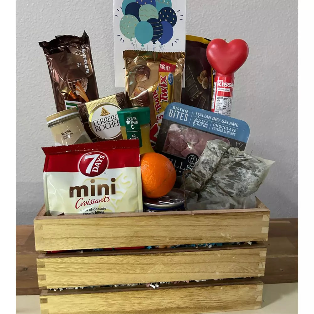 ¡Desayuno sorpresa! Una caja llena de sorpresas para empezar el dia con energia!, Contiene chocolates, cafe, jugo de naranja, una fruta, salame, mini croissants, tamal, entrega a domicilio en Orlando, Orange Country