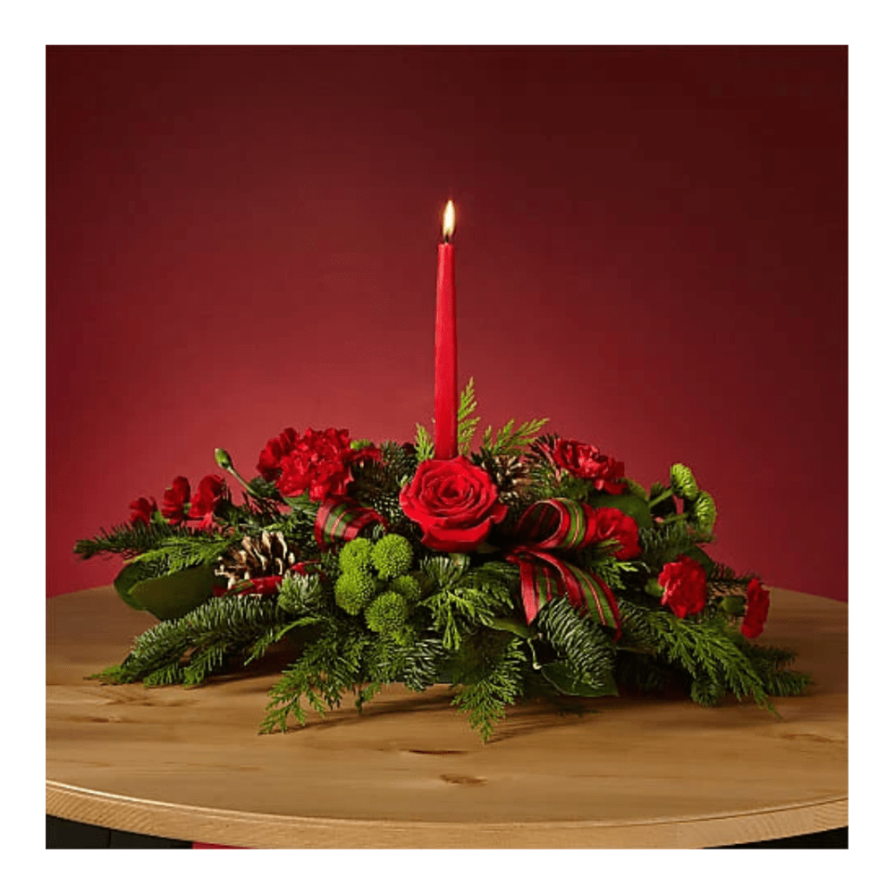By the Candlelight Centerpiece. (Standard) Deje volar el tiempo junto a la pieza central de la luz de las velas mientras se crean nuevos recuerdos navideños. Detalles del arreglo: Rosas, Clavel, Colores Verdes de Navidad Domicilio Gratis Orlando FL, Fresh Flowers Orlando.
