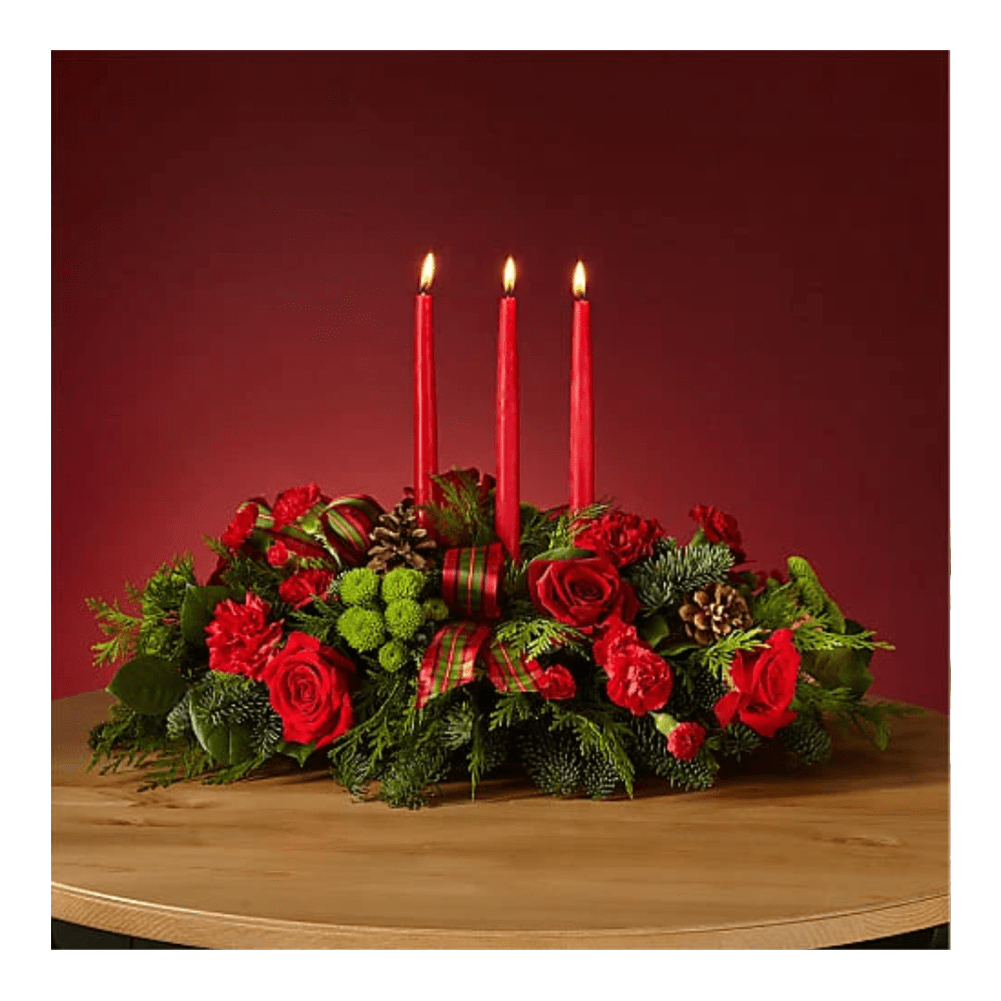 By the Candlelight Centerpiece. (Premium) Deje volar el tiempo junto a la pieza central de la luz de las velas mientras se crean nuevos recuerdos navideños. Detalles del arreglo: Rosas, Clavel, Colores Verdes de Navidad Domicilio Gratis Orlando FL, Fresh Flowers Orlando.