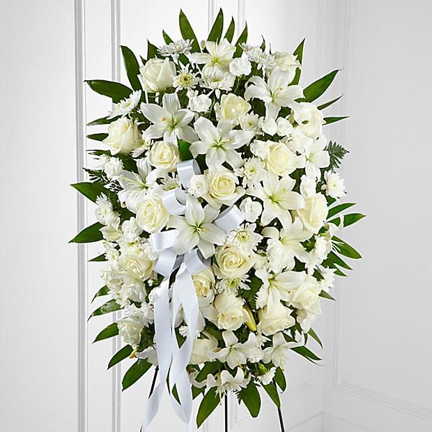 Sympathy Pedestal Tributo, Sympathy Flowers, Rosas blancas, lirios asiáticos, crisantemos y mini claveles se arreglan ingeniosamente entre hojas de palmera esmeralda y exuberantes verdes. Fresh Flowers Orlando