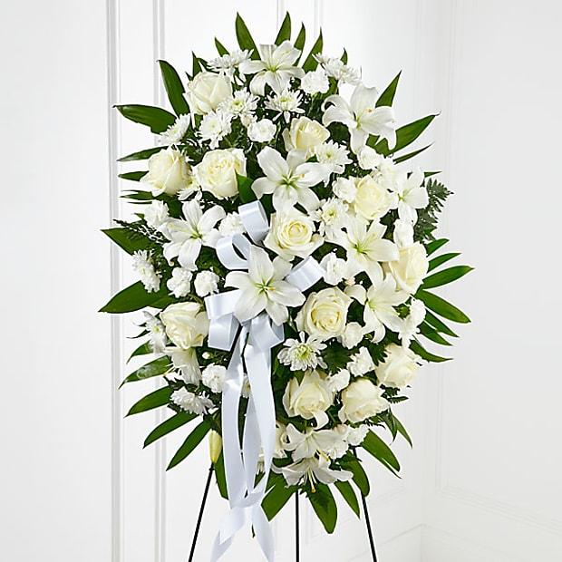 Sympathy Pedestal Tributo, Sympathy Flowers, Rosas blancas, lirios asiáticos, crisantemos y mini claveles se arreglan ingeniosamente entre hojas de palmera esmeralda y exuberantes verdes. Fresh Flowers Orlando