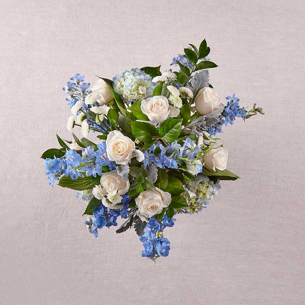 Cielos Abiertos (Symphaty Funeral Flowers), Arreglo de flores de condolencias para el hogar, elaborado con flores de hortensias y belladona delfinio que captura la sensación de un nuevo dÃa, Fresh Flowers Orlando.