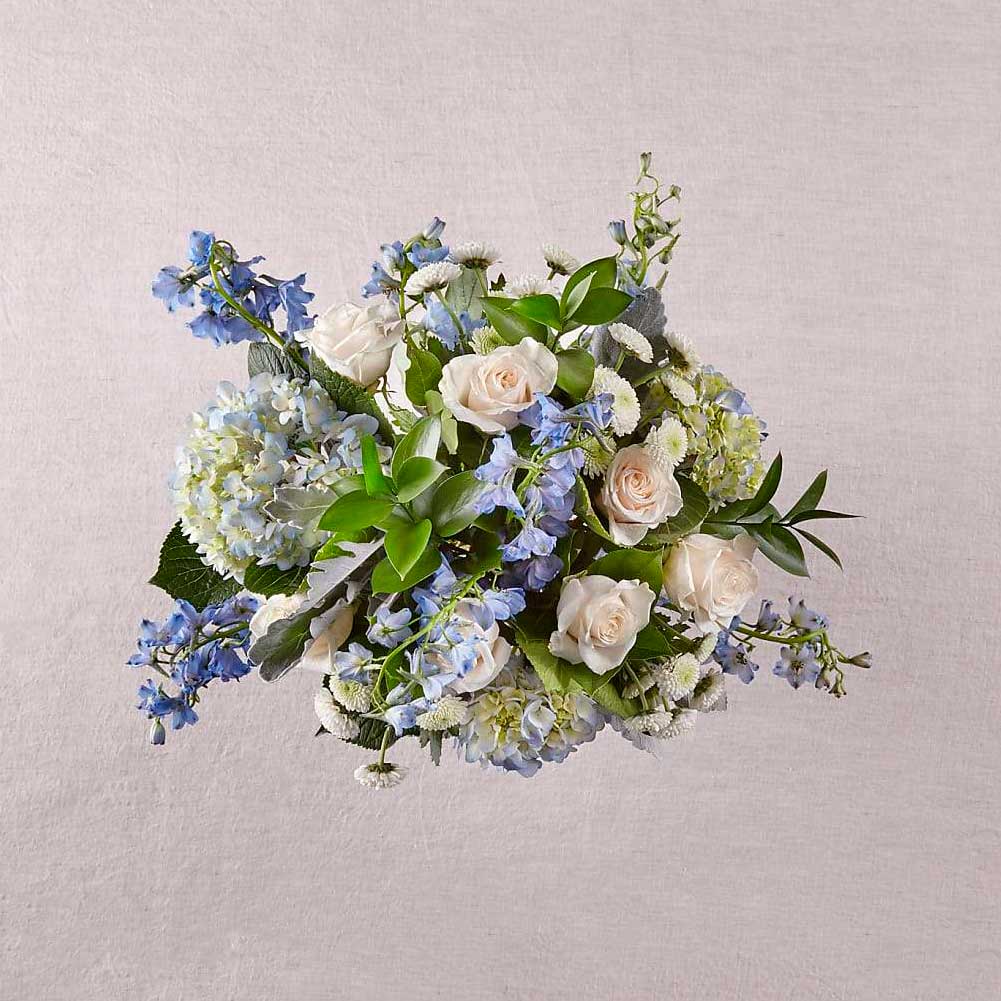 Cielos Abiertos (Symphaty Funeral Flowers), Arreglo de flores de condolencias para el hogar, elaborado con flores de hortensias y belladona delfinio que captura la sensación de un nuevo dÃa, Fresh Flowers Orlando.