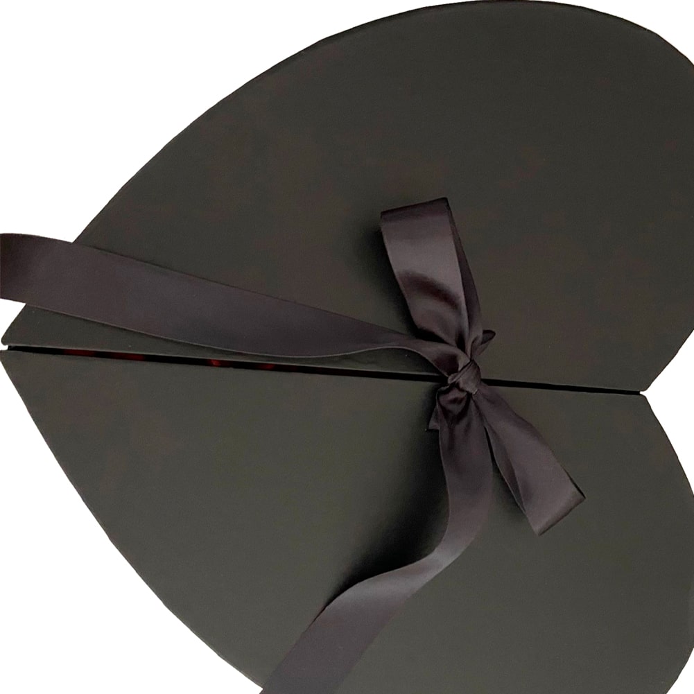 Luxury heart-shaped box, contains 12 roses in assorted colors (pink, pink, white, assorted colors available) and Ferrero chocolate, birthday gift, anniversary, celebration. Encuentralo Disponible En Fresh Flowers Orlando.