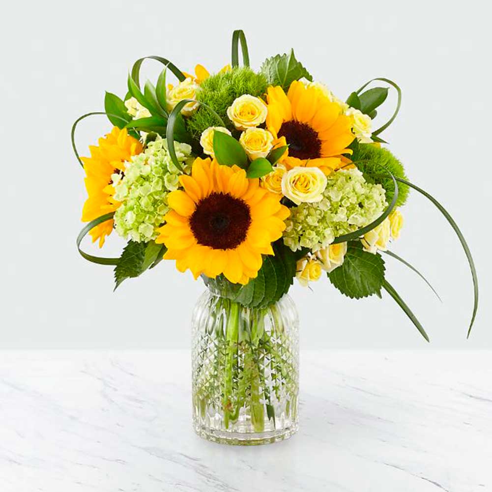 Paraíso Orange, tamaño mediano, a medida que cambia el clima, el otoño se está presentando, este arreglo está diseñado con girasoles, hortensias y rosas, nuestro jarrón transparente es un hermoso regalo para cumpleaños, simpatía o simplemente porque es una buena ocasión Fresh Flowers Orlando