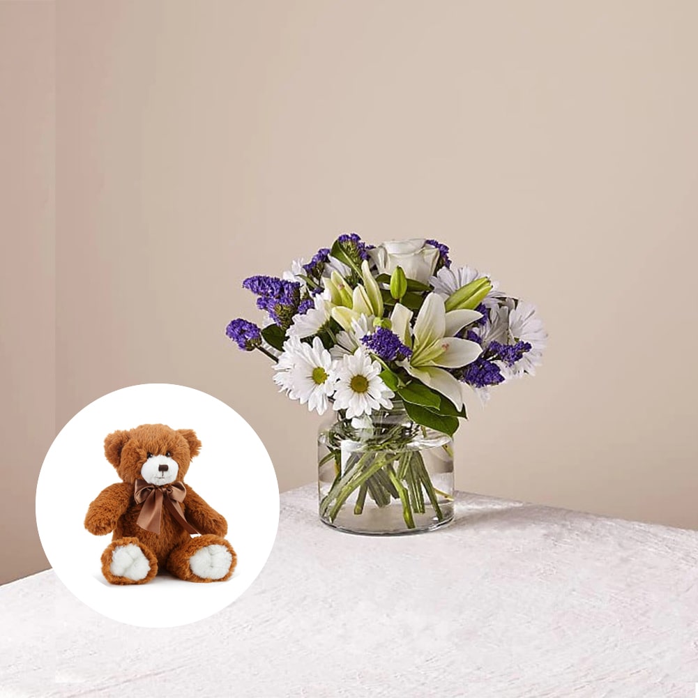 Azul y Blanco Bouquet, Standard + Small Honey Bear, ¡Este precioso ramo de Azul y Blanco es el regalo perfecto para el amor de tu vida! Con sus dulces margaritas, lirios, y rosas frescas, Detalles De La Flor: Margaritas, Lirios, Rosas, Hojas Verdes Frescas, Flores De Cumpleaños, Fresh Flowers Orlando, Florida, Delivery.