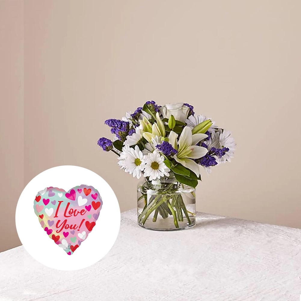 Azul y Blanco Bouquet, Standard + Heart Shaped Balloon, ¡Este precioso ramo de Azul y Blanco es el regalo perfecto para el amor de tu vida! Con sus dulces margaritas, lirios, y rosas frescas, Detalles De La Flor: Margaritas, Lirios, Rosas, Hojas Verdes Frescas, Flores De Cumpleaños, Fresh Flowers Orlando, Florida, Delivery.