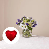 Azul y Blanco Bouquet, Standard + 18" Metallic Red Heart Flat, ¡Este precioso ramo de Azul y Blanco es el regalo perfecto para el amor de tu vida! Con sus dulces margaritas, lirios, y rosas frescas, Detalles De La Flor: Margaritas, Lirios, Rosas, Hojas Verdes Frescas, Flores De Cumpleaños, Fresh Flowers Orlando, Florida, Delivery.