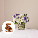 Azul y Blanco Bouquet, Deluxe + Small Honey Bear, ¡Este precioso ramo de Azul y Blanco es el regalo perfecto para el amor de tu vida! Con sus dulces margaritas, lirios, y rosas frescas, Detalles De La Flor: Margaritas, Lirios, Rosas, Hojas Verdes Frescas, Flores De Cumpleaños, Fresh Flowers Orlando, Florida, Delivery.
