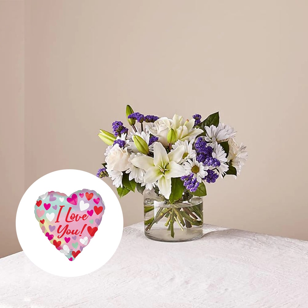 Azul y Blanco Bouquet, Deluxe + Heart Shaped Balloon, ¡Este precioso ramo de Azul y Blanco es el regalo perfecto para el amor de tu vida! Con sus dulces margaritas, lirios, y rosas frescas, Detalles De La Flor: Margaritas, Lirios, Rosas, Hojas Verdes Frescas, Flores De Cumpleaños, Fresh Flowers Orlando, Florida, Delivery.