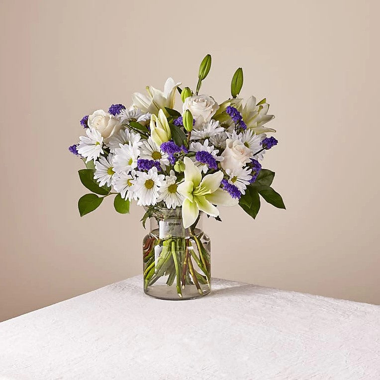 Azul y Blanco Bouquet, Premium, ¡Este precioso ramo de Azul y Blanco es el regalo perfecto para el amor de tu vida! Con sus dulces margaritas, lirios, y rosas frescas, Detalles De La Flor: Margaritas, Lirios, Rosas, Hojas Verdes Frescas, Flores De Cumpleaños, Fresh Flowers Orlando, Florida, Delivery.