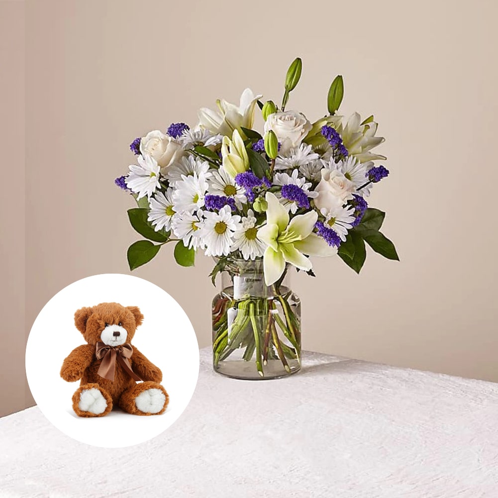 Azul y Blanco Bouquet, Premium Small Honey Bear, ¡Este precioso ramo de Azul y Blanco es el regalo perfecto para el amor de tu vida! Con sus dulces margaritas, lirios, y rosas frescas, Detalles De La Flor: Margaritas, Lirios, Rosas, Hojas Verdes Frescas, Flores De Cumpleaños, Fresh Flowers Orlando, Florida, Delivery.