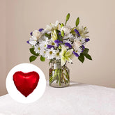 Azul y Blanco Bouquet, Premium + 18" Metallic Red Heart Flat, ¡Este precioso ramo de Azul y Blanco es el regalo perfecto para el amor de tu vida! Con sus dulces margaritas, lirios, y rosas frescas, Detalles De La Flor: Margaritas, Lirios, Rosas, Hojas Verdes Frescas, Flores De Cumpleaños, Fresh Flowers Orlando, Florida, Delivery.