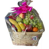 ¡Regala una deliciosa y saludable sorpresa con nuestra Canasta Con Frutas Orlando! Esta hermosa canasta contiene una variedad de frutas frescas y jugosas. Fresh Flowers Orlando, somos floristas.