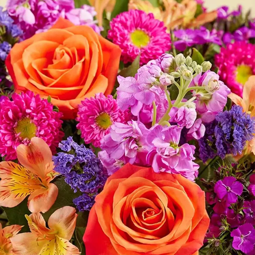 Detalle de flores, Arreglo Belleza Espléndida, Flores De Primavera, Rosas Color Intenso, Lirios y Astromelias, Regala Flores, Entregamos Sus Flores en Orlando FL, Florista, Floristería. Fresh Flowers Orlando