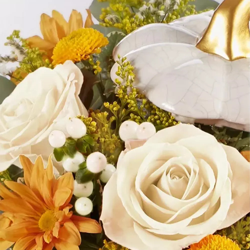 Calabaza Blanca, Decorado Con Rosas Color Crema, Flores Amarillas, Margaritas Otoño, Entregamos Sus Flores en Orlando FL, Florista, Floristería. Fresh Flowers Orlando