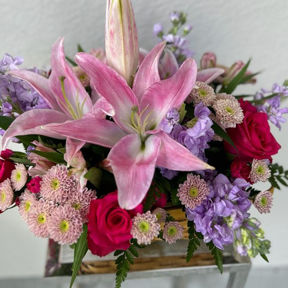 Canasta De Campo Rosas y Lirios, Bello Arreglo Para Decoración, Flores Para Regalar De Cumpleaños, Ofrezca Un Regalo Único y Elegante Con La Encantadora Canasta De Campo Con Rosas y Lirios, Fresh Flowers Orlando, Delivery in Orlando, FL, Florist.