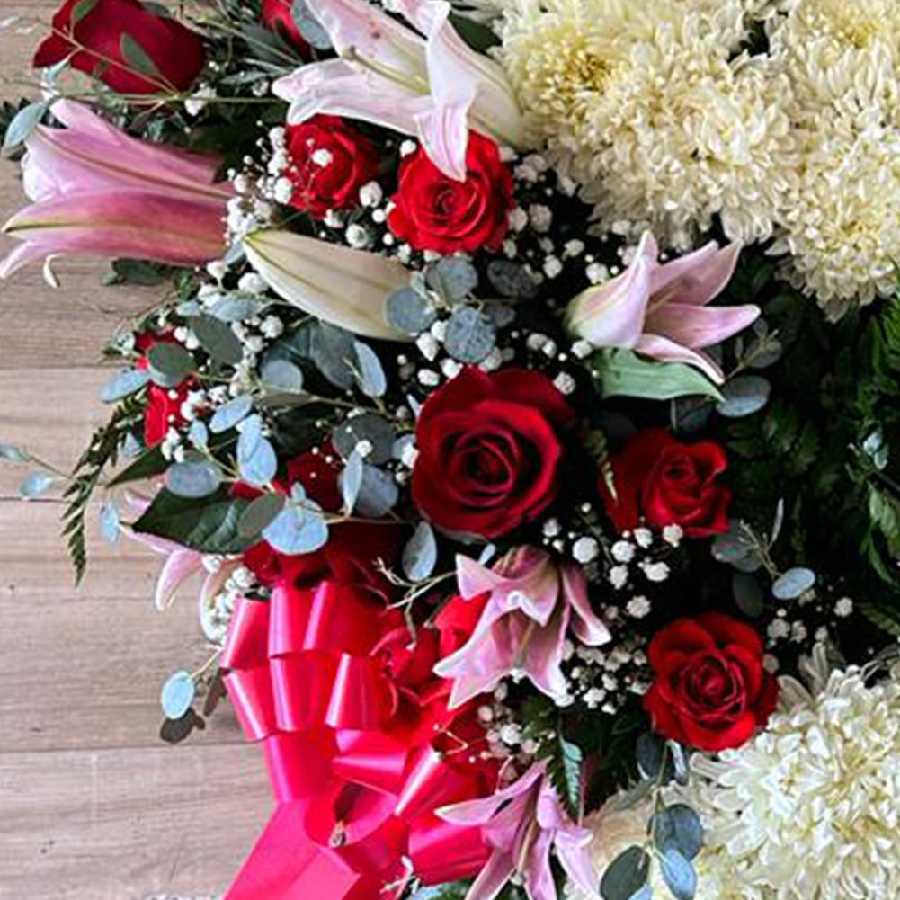 Corona Fúnebre Corazón, El Arreglo Está Diseñado Con Flores Para Condolencias, Rosas, Lirios y Margaritas, Creando Una Joya Floral Que Evoca El Amor y El Recuerdo De Una Vida Que Antes Fue, Flores y Coronas Para Condolencias, Fúnebre, Servicio Funerario. Fresh Flowers Orlando, Delivery in Orlando, FL, Florist.