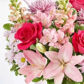 Sentimiento Por Mamá, flores para regalar con rosas, lirios y pompones, que transmiten amor, agradecimiento y alegría, hazle sentir especial con este hermoso detalle, entrega de flores a domicilio en Orlando, Fresh Flowers Orlando, florista