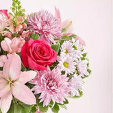 Sentimiento Por Mamá, flores para regalar con rosas, lirios y pompones, que transmiten amor, agradecimiento y alegría, hazle sentir especial con este hermoso detalle, entrega de flores a domicilio en Orlando, Fresh Flowers Orlando, florista