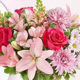 Sentimiento Por Mamá, flores para regalar con rosas, lirios y pompones, que transmiten amor, agradecimiento y alegría, hazle sentir especial con este hermoso detalle, entrega de flores a domicilio en Orlando, Fresh Flowers Orlando, florista