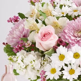 Flores Para Mamá es el regalo perfecto para demostrarle a tu mamá cuánto la quieres, este ramo incluye elegantes rosas, clásicas margaritas, delicadas astromelias y vibrantes claveles, entrega de flores para regalar a domicilio en Orlando, Fresh Flowers Orlando