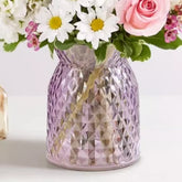 Flores Para Mamá es el regalo perfecto para demostrarle a tu mamá cuánto la quieres, este ramo incluye elegantes rosas, clásicas margaritas, delicadas astromelias y vibrantes claveles, entrega de flores para regalar a domicilio en Orlando, Fresh Flowers Orlando