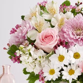 Flowers For Mom is the perfect gift to show your mom how much you love her, this bouquet includes elegant roses, classic daisies, delicate astromelias and vibrant carnations, flower delivery to Orlando, Fresh Flowers Orlando.