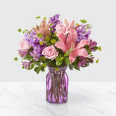 ¡Sorprende a mamá con este hermoso regalo de flores! nuestro arreglo incluye elegantes lirios y rosas en un jarrón de vidrio, entrega de flores y regalos para mamá, Floristería Fresh Flowers Orlando, florista
