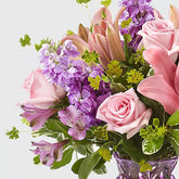 ¡Sorprende a mamá con este hermoso regalo de flores! nuestro arreglo incluye elegantes lirios y rosas en un jarrón de vidrio, entrega de flores y regalos para mamá, Floristería Fresh Flowers Orlando, florista